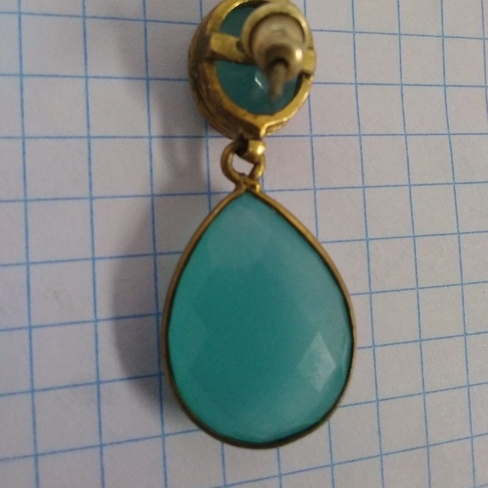 A pair of earrings - Picture 2 of 3